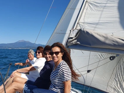 Gita in barca a vela sul Lago di Garda da Peschiera lungo la costa veneta fino a Punta San Vigilio 5